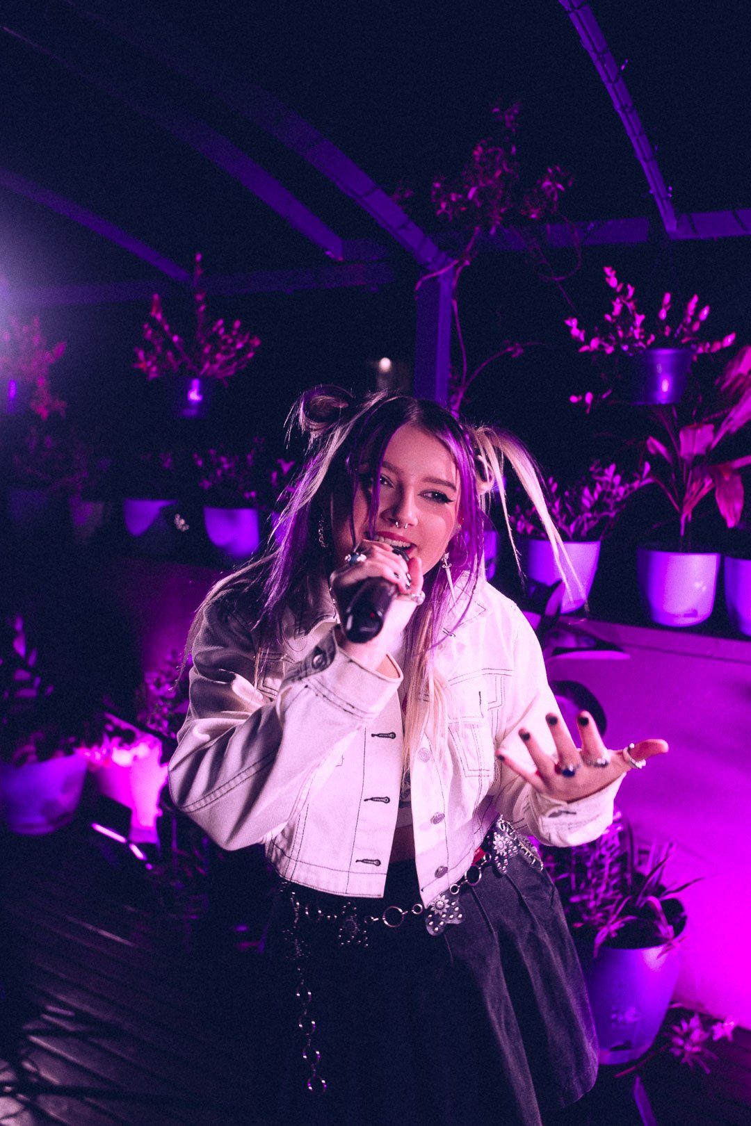 A still, expressive frame from Ūla’s “god complex” live performance.