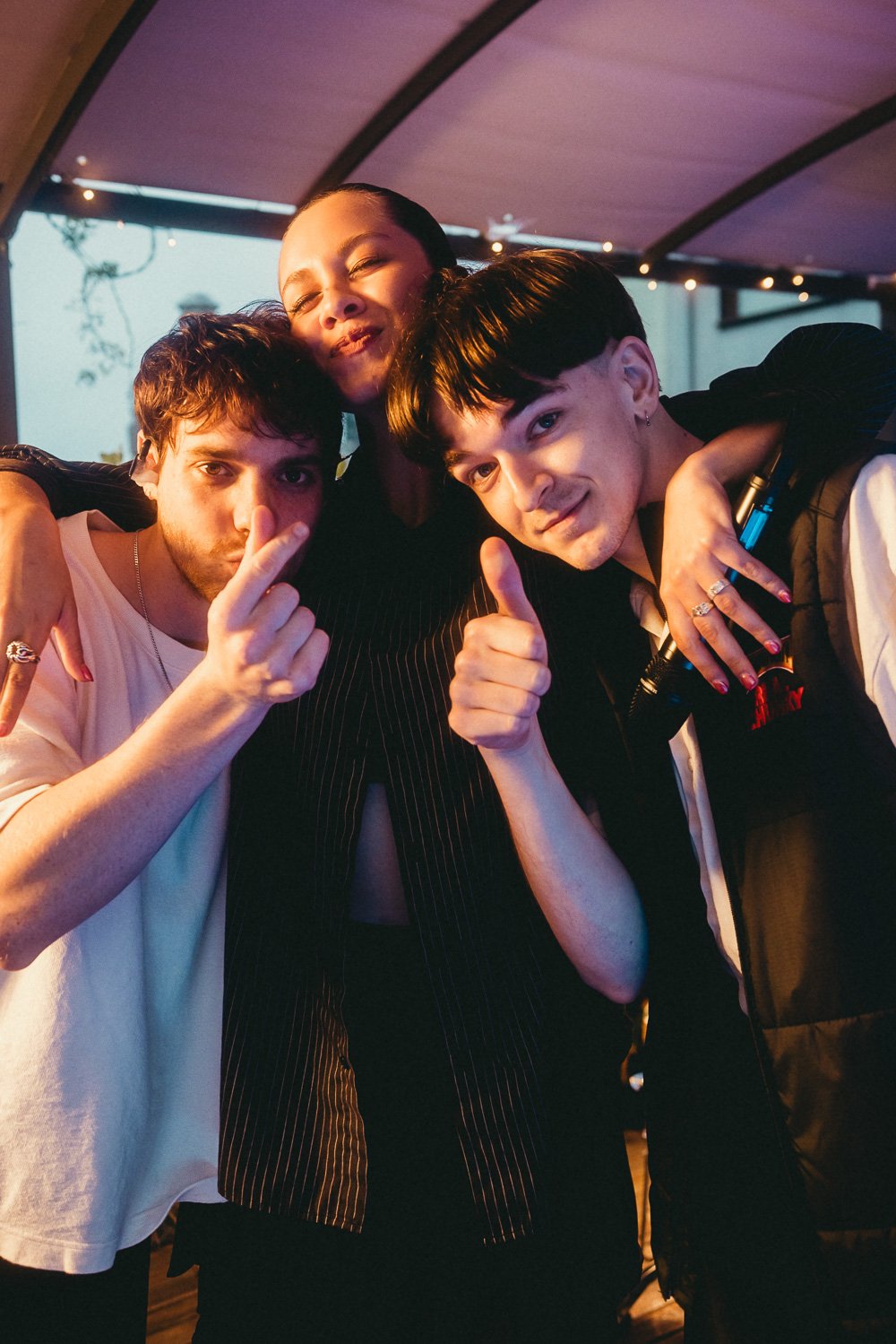 RIIKI REID with bandmates sharing a relaxed behind-the-scenes moment.